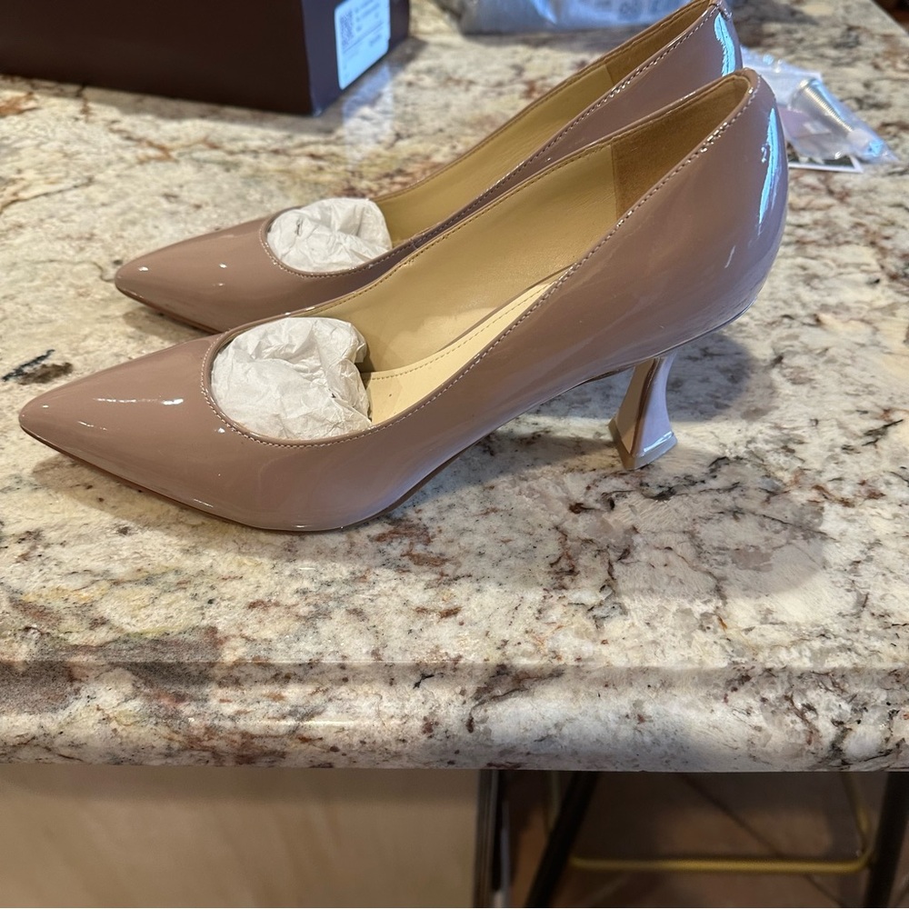 Beautiful barely worn Ninewest pumps.